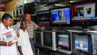 2 мая 2011 года пакистанские зрители смотрят телевизионные новостные передачи в магазине электротоваров, где демонстрируются подробности гибели лидера «Аль-Каиды» Усамы бен Ладена
