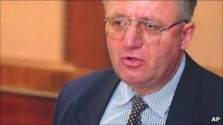 Vojislav Seselj: UN tribunal dismisses acquittal bid - BBC News