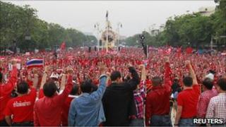 Красные рубашки протестуют в Бангкоке 10 апреля 2011 года