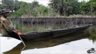 Человек, плывущий на каноэ в штате Риверс, Нигерия