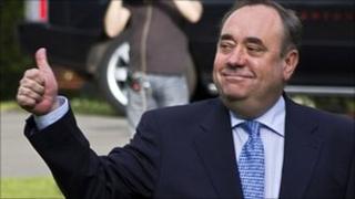 Первый шотландский министр Алекс Салмонд дает большие пальцы, когда он прибывает в отель Prestonfield в Эдинбурге, Шотландия, 6 мая 2011 года