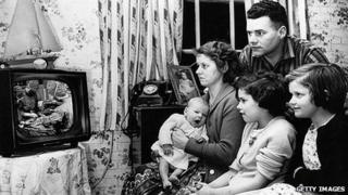 Семья смотрит телевизор