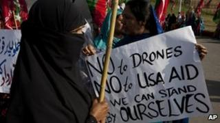 People protest outside parliament in Islamabad, Pakistan (13 May 2011)