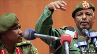 Deputy of Sudanese Army Intelligence Sideque Amer Hassan (R) speaks during a news conference in Khartoum, 20 May, 2011.