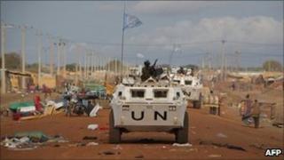 UN vehicle patrols in Abyei (24/05/11)