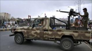 Yemeni soldiers at checkpoint in Sanaa - 25 May 2011