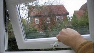 Hand opening window