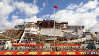 Chinese flag in front of the Potola Palace, Lhasa, Tibet (May 2011)