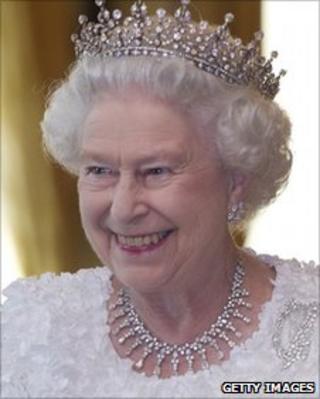 More than 25 towns bid for Diamond Jubilee city status - BBC News