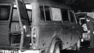 микроавтобус с изрешеченными пулями возле Кингсмилл в Южном Арме, в котором были убиты 10 протестантских рабочих