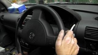 Человек курит в машине