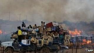 A truck piled with looted items in the disputed Sudanese town of Abyei, 28 May 2011