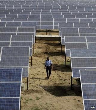 Green energy investment hits record global high - BBC News