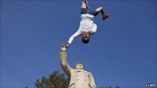 Li Wei's image of man and Mao Zedong statue