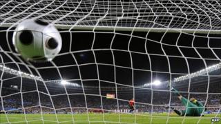 Goalkeeper dives right