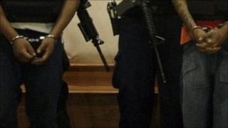 Alleged members of the Zetas drug cartel in Mexico in handcuffs (Archive photo)