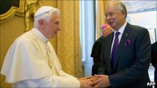 Pope Benedict XVI and Malaysia PM Najib Razak in Castel Gandolfo (18 July 2011)