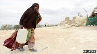 A displaced Somali girl carries water at the Halabokhad IDP settlement in Galkayo, northwest of Somalia"s capital Mogadishu, 20 July 2011