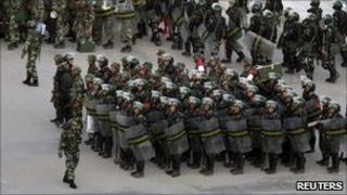 Вооруженные полицейские размещены на площади в Кашгаре (2 августа)