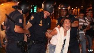 Police arrest protester in Madrid. 4 Aug 2011