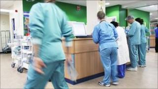 Long A&E waits 'rising steeply' - BBC News