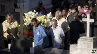 Funeral procession for Patricia Acioli in Niteroi, Brazil (12 Aug 2011)