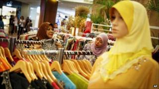 Малазийские мусульмане покупают одежду в торговом центре