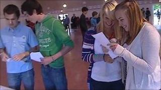 Ученики получают результаты GCSE