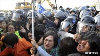 Protesters struggle with riot police in Seogwipo on Jeju island September 2, 2011