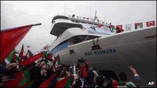 People holding Turkish and Palestinian flags cheer as the Mavi Marmara ship arrives back in Istanbul. (archive photo dated 26 December 2010)