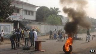 Opposition supporters burn tyres in Kinshasa, Sept 6