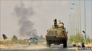 Anti-Gaddafi forces on their way to the front line east of Sirte