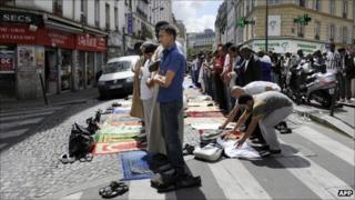 Мусульмане молятся на одной из парижских улиц, 5 августа 2011 года