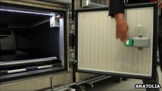 Sensitive mortuary refrigerator