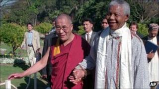 Далай Лама встречается с президентом Нельсоном Манделой в 1996 году