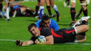 Scott Williams yn croesi am un o'i dri chais yn erbyn Namibia