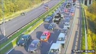 Traffig ar ffordd yr M4