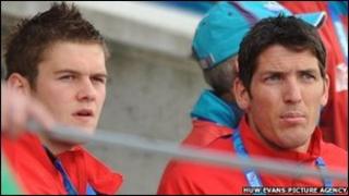 Dan Lydiate a James Hook