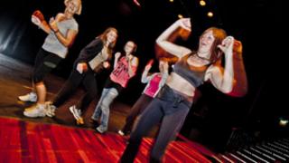 Eirian Roberts a'r merched yn mwynhau dosbarth Zumba