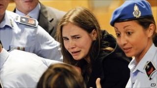 Amanda Knox cries in Perugia's courtroom
