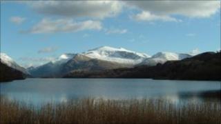 Dros Lyn Padarn i fynyddoedd Eryri