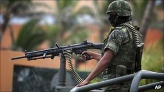 Mexican soldier on guard duty in Veracruz - 22 September 2011