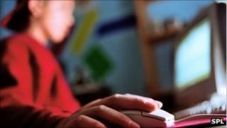 Person ifanc ar gyfrifiadur