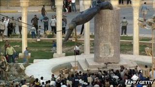 Saddam Hussein statue being toppled