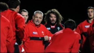 Warren Gatland yn hyfforddi'r garfan