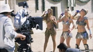 Бейонсе, Бритни Спирс и Пинк пьют Pepsi на съемочной площадке рекламного ролика