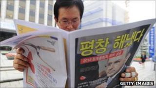 Мужчина читает газету в Южной Корее