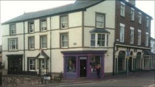 Siopau yn Rhuthun