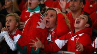 Roedd hi'n fore emosiynol i'r cefnogwyr yn Stadiwm y Mileniwm fore Sadwrn.