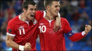 Gareth Bale ac Aaron Ramsey yn dathlu